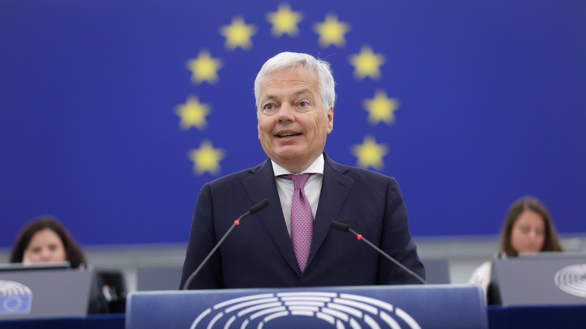 Didier Reynders steht hinter einem Rednerpult und spricht zur EU-Kommission.