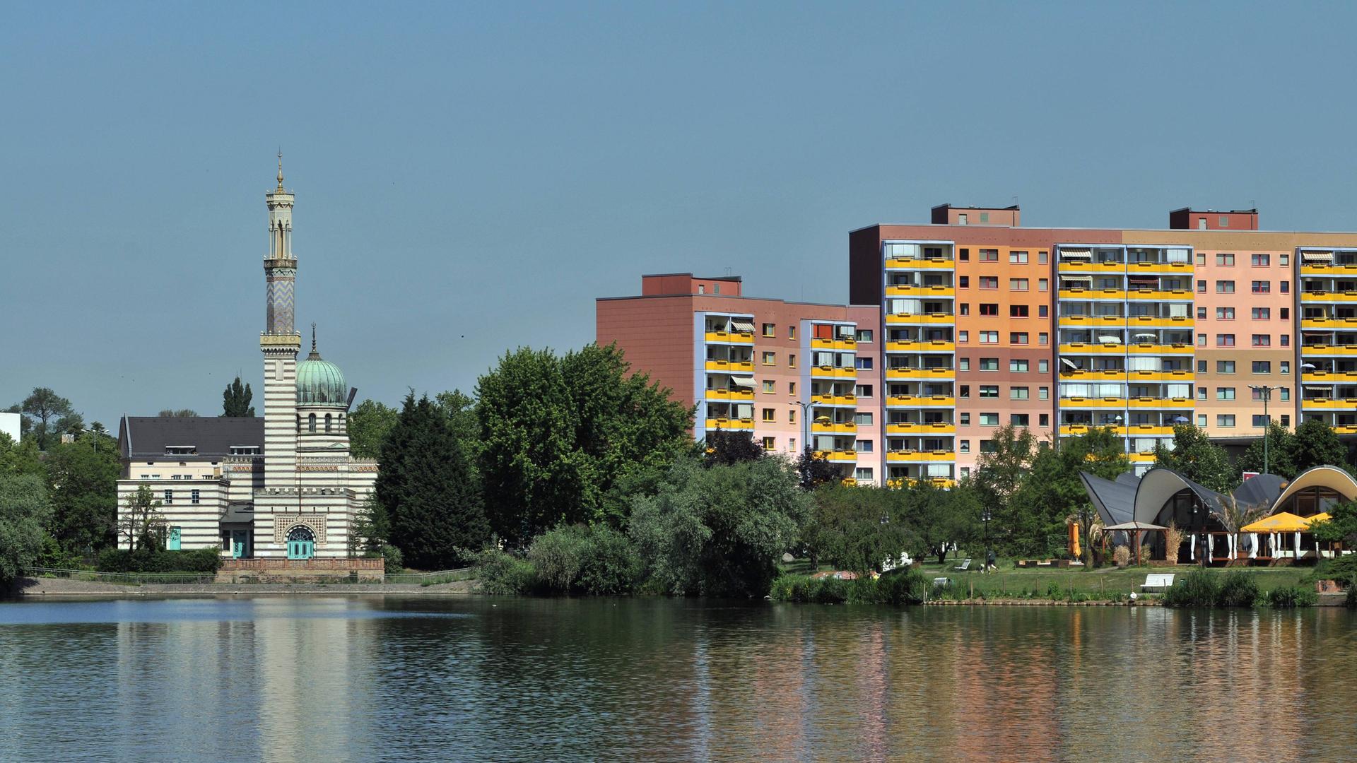 Blick auf die Havelbucht mit dem Dampfmaschinenhaus Potsdam, daneben ein Neubaugebiet