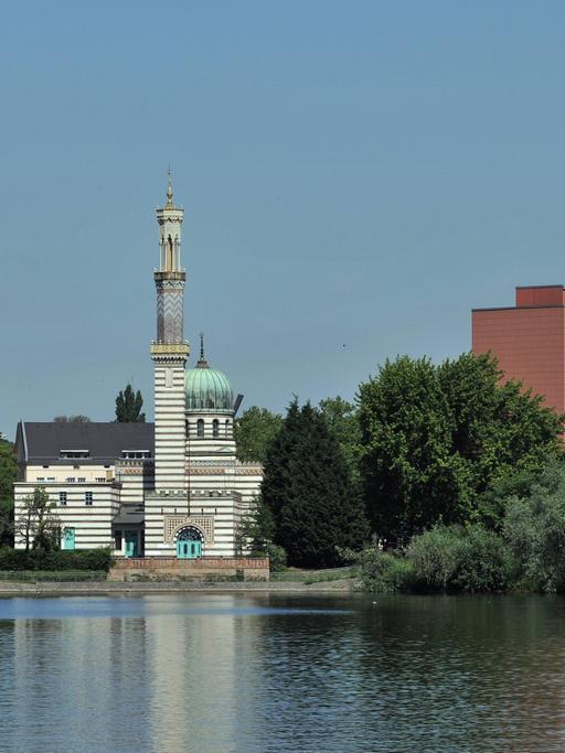Blick auf die Havelbucht mit dem Dampfmaschinenhaus Potsdam, daneben ein Neubaugebiet