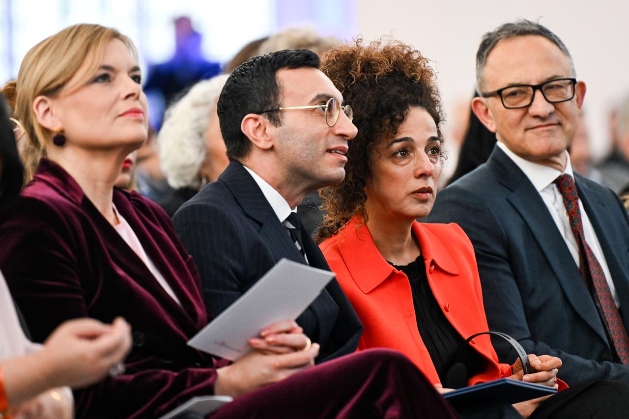 Julia Klöckner (l, CDU), Bundestagspräsidentin, Mike Josef (2.v.l, SPD), Frankfurter Oberbürgermeister und Masih Alinejad (2.v.r), iranische Journalistin und Autorin, sitzen nebeneinander.