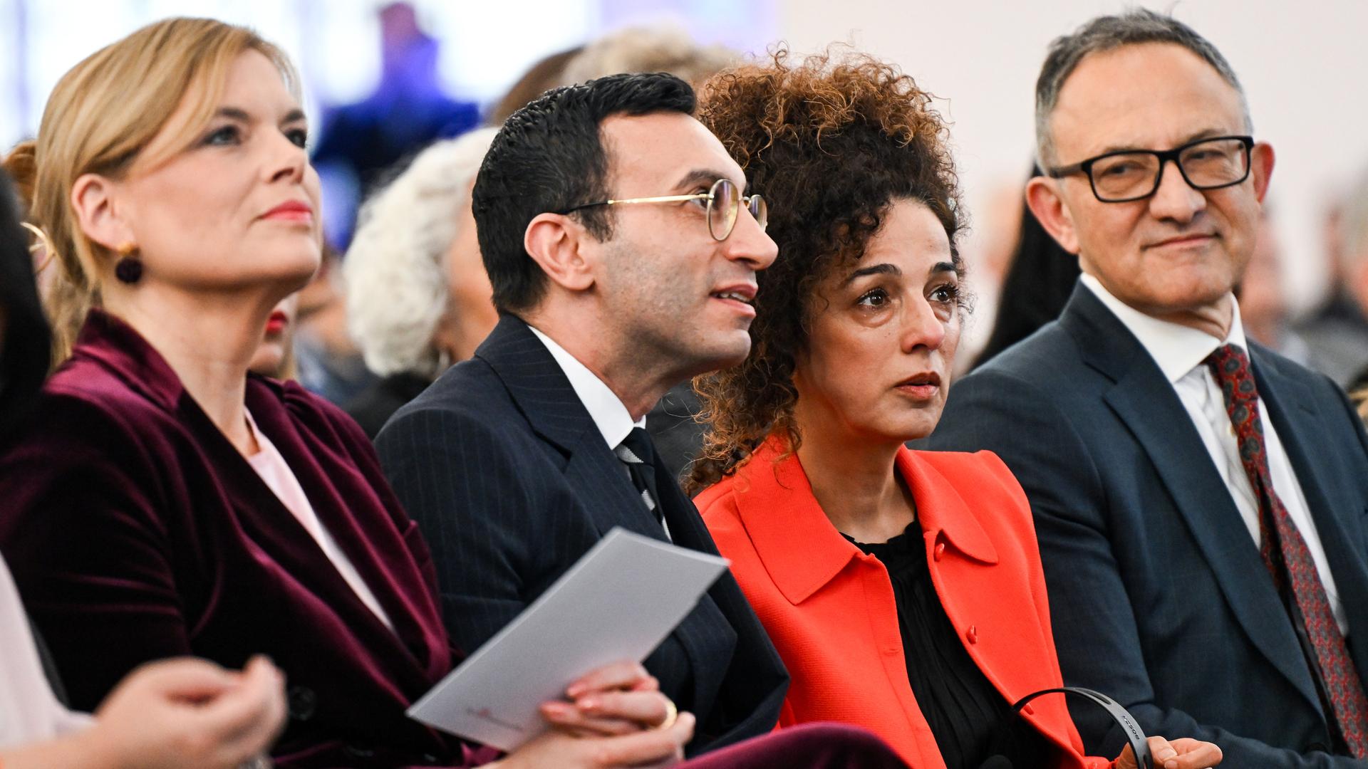 Julia Klöckner (l, CDU), Bundestagspräsidentin, Mike Josef (2.v.l, SPD), Frankfurter Oberbürgermeister und Masih Alinejad (2.v.r), iranische Journalistin und Autorin, sitzen nebeneinander.