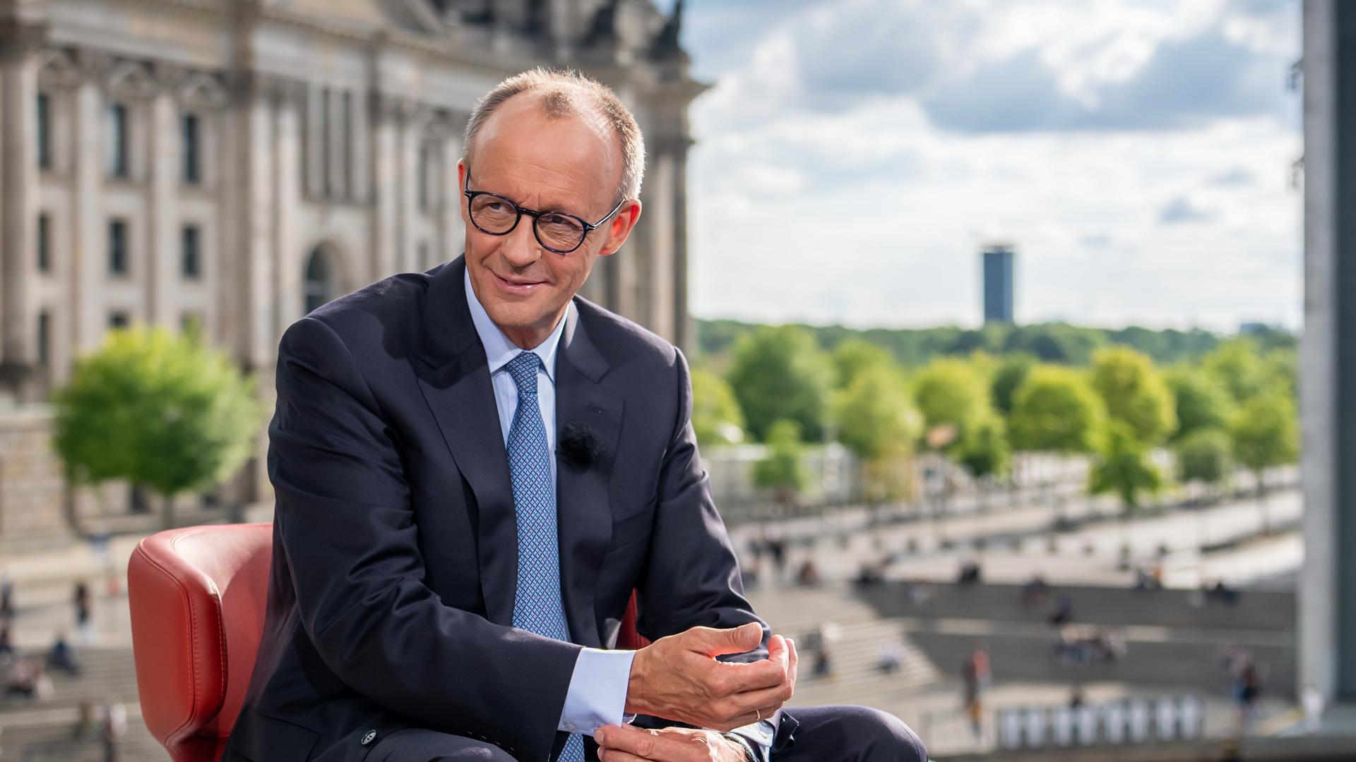Bundeskanzler Friedrich Merz (CDU) sitzt nach dem ARD-Sommerinterview vor dem Bundestag. Im Live Gespräch äußerte sich Merz in der Sendung „Bericht aus Berlin“ zu aktuellen Themen.