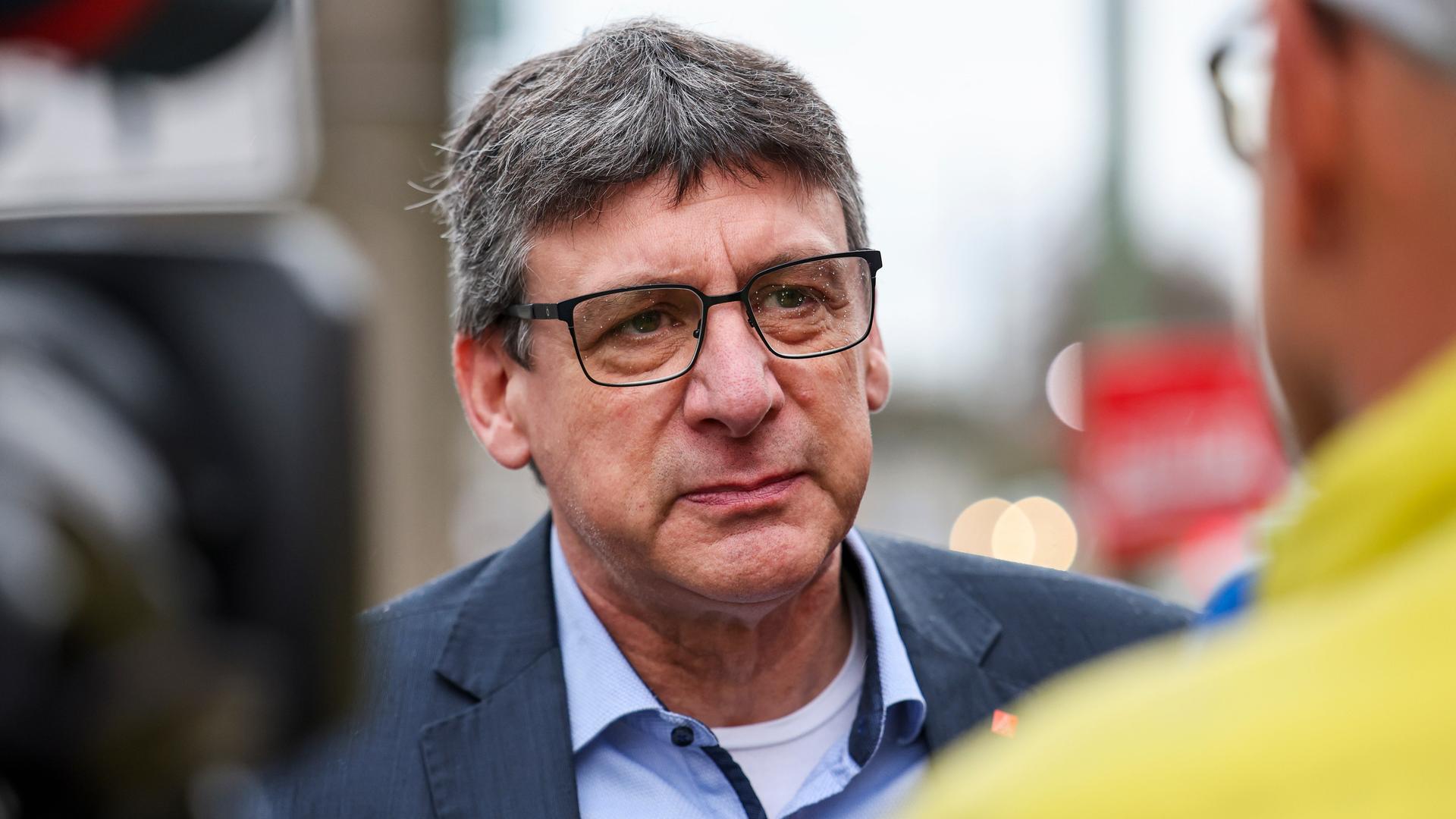 Knut Giesler, IG Metall Duisburg und Stellvertretender Aufsichtsratsvorsitzender TKSE, im Gespräch vor dem Werkstor bei Thyssenkrupp Steel. Knut Giesler, IG Metall Duisburg und Stellvertretender Aufsichtsratsvorsitzender TKSE, im Gespräch vor dem Werkstor bei Thyssenkrupp Steel.