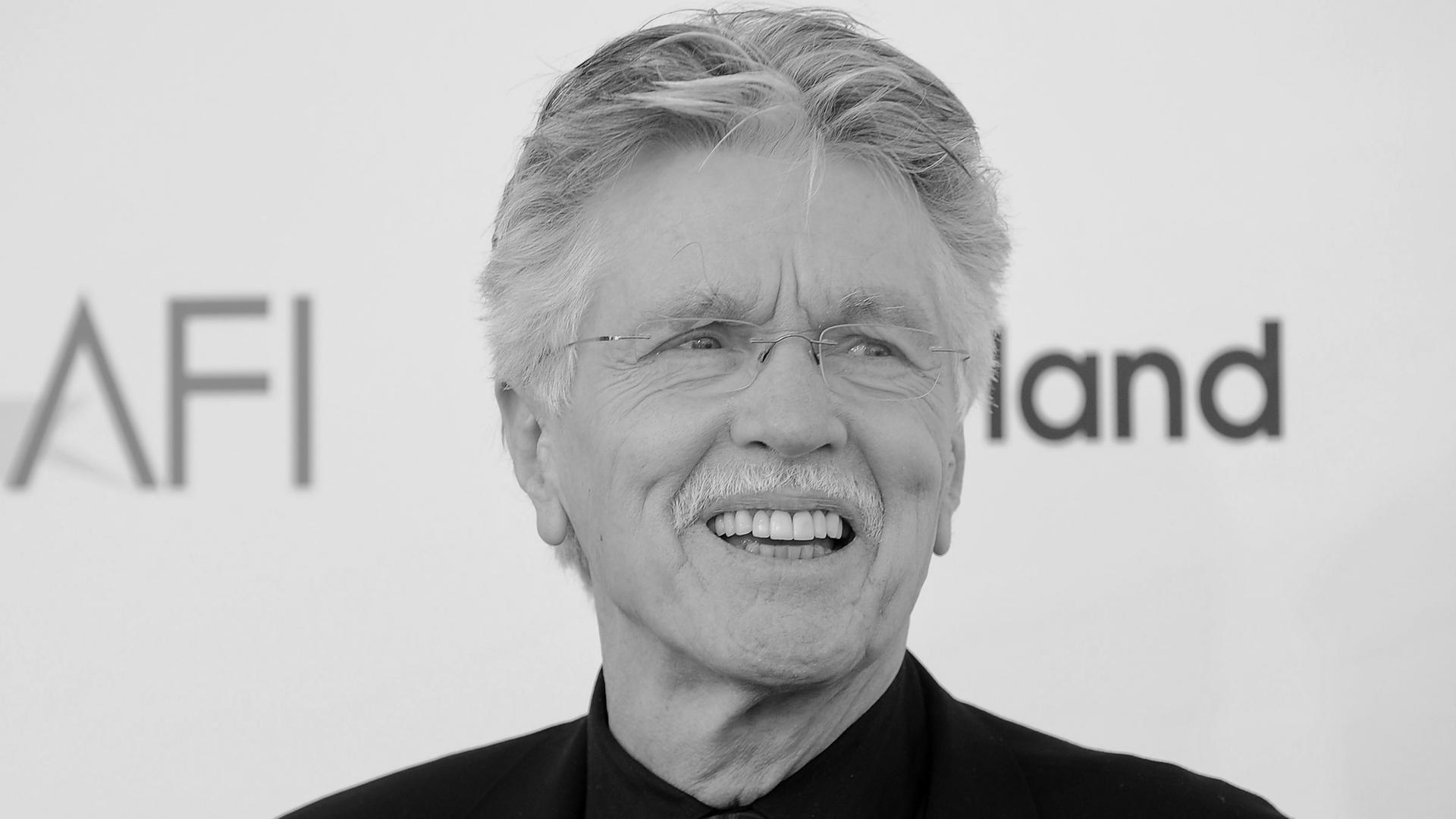 Tom Skerritt lächelt in einer Porträtaufnahme. Es ist ein schwarz-weiß-Foto des Schauspielers. Tom Skerritt lächelt in einer Porträtaufnahme. Es ist ein schwarz-weiß-Foto des Schauspielers.