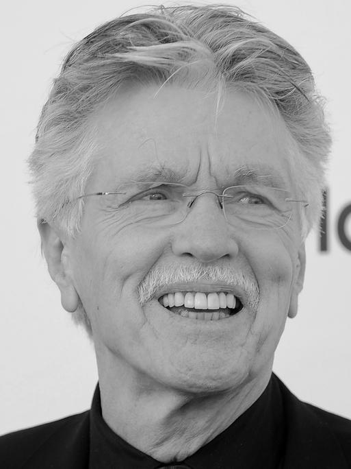 Tom Skerritt lächelt in einer Porträtaufnahme. Es ist ein schwarz-weiß-Foto des Schauspielers.