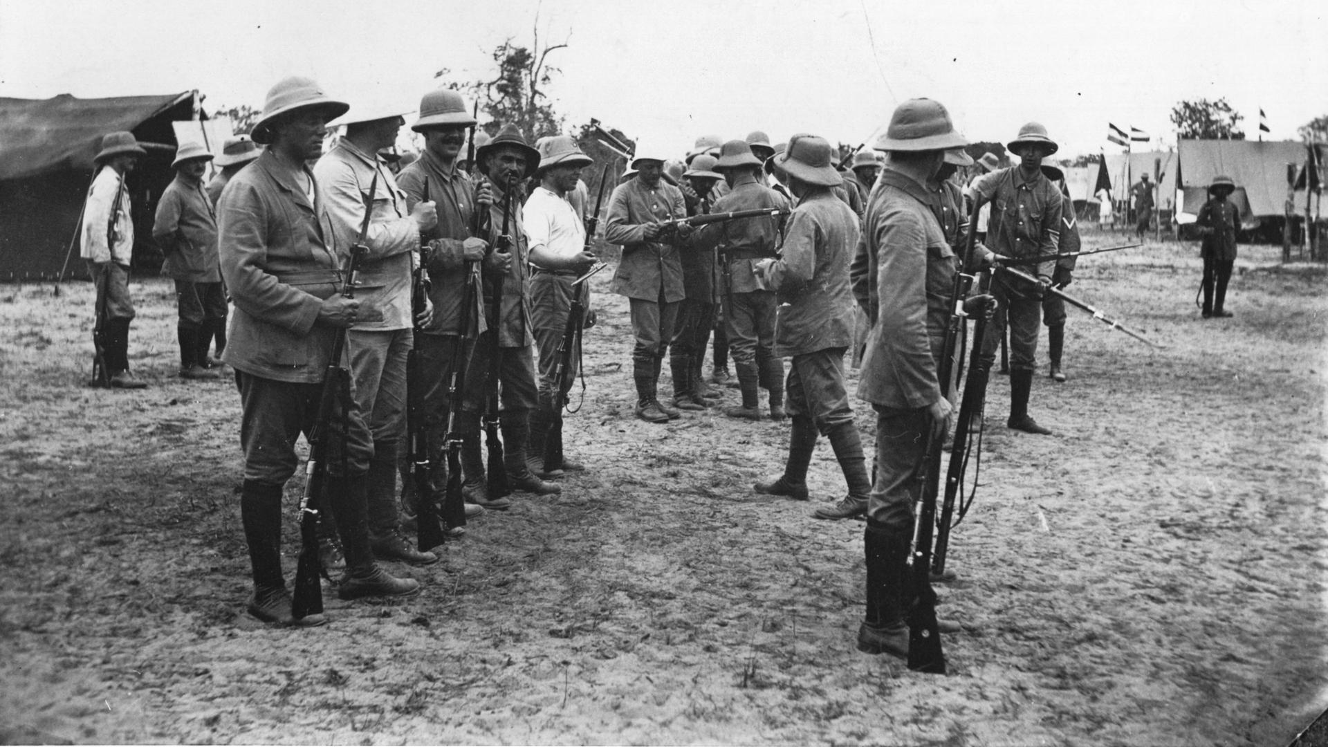 Schwarz-weiß-Foto zeigt deutsche Schutztruppen in einem Militärlager um 1914/15 im heutigen Tansania, damals Deutsch-Ostafrika Schwarz-weiß-Foto zeigt deutsche Schutztruppen in einem Militärlager um 1914/15 im heutigen Tansania, damals Deutsch-Ostafrika