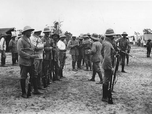 Schwarz-weiß-Foto zeigt deutsche Schutztruppen in einem Militärlager um 1914/15 im heutigen Tansania, damals Deutsch-Ostafrika