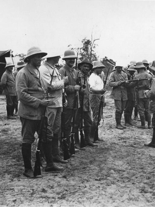 Schwarz-weiß-Foto zeigt deutsche Schutztruppen in einem Militärlager um 1914/15 im heutigen Tansania, damals Deutsch-Ostafrika