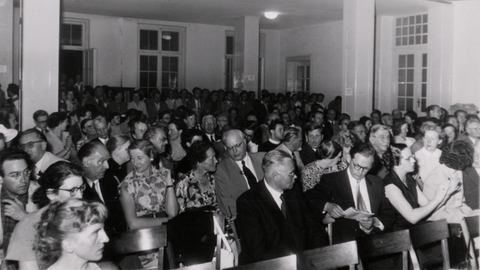 Ein Blick ins seriös gekleidete Publikum bei den Darmstädter Ferienkursen 1953