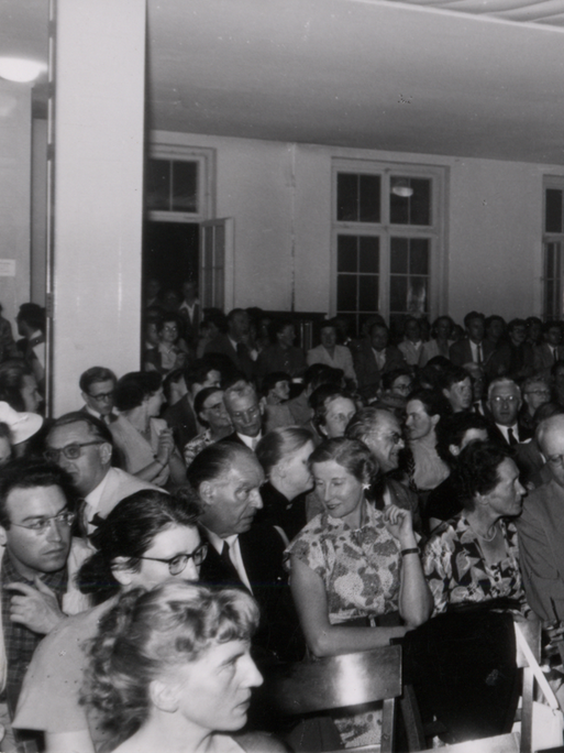 Ein Blick ins seriös gekleidete Publikum bei den Darmstädter Ferienkursen 1953