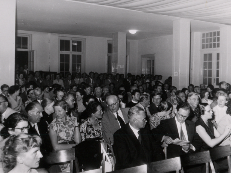 Ein Blick ins seriös gekleidete Publikum bei den Darmstädter Ferienkursen 1953