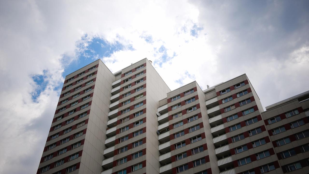 Hochhäuser ragen in einen bewölkten Himmel.