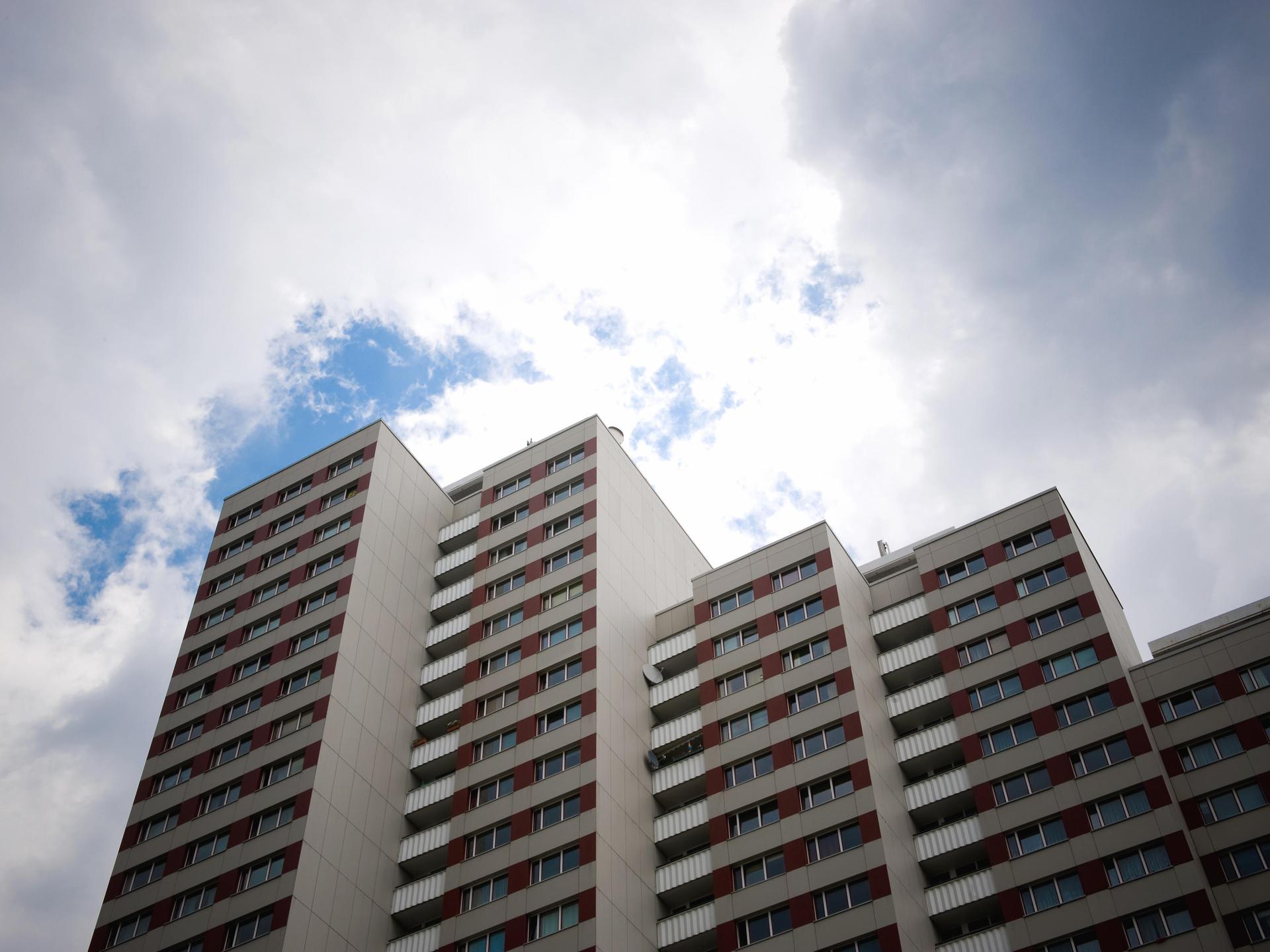 Hochhäuser ragen in einen bewölkten Himmel.