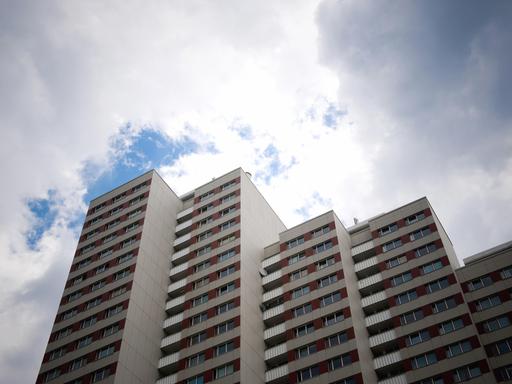 Hochhäuser ragen in einen bewölkten Himmel. Hochhäuser ragen in einen bewölkten Himmel.