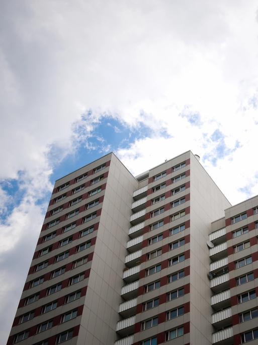 Hochhäuser ragen in einen bewölkten Himmel. Hochhäuser ragen in einen bewölkten Himmel.