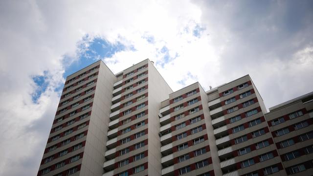 Hochhäuser ragen in einen bewölkten Himmel.