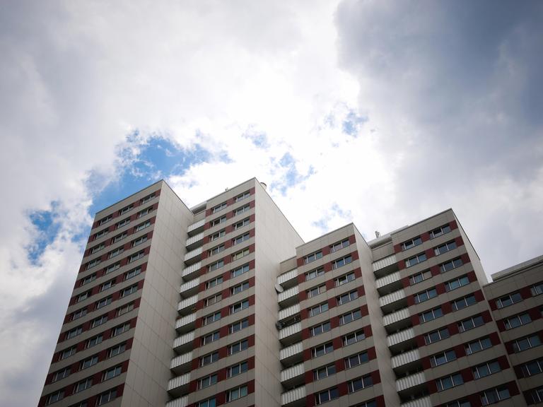 Hochhäuser ragen in einen bewölkten Himmel.