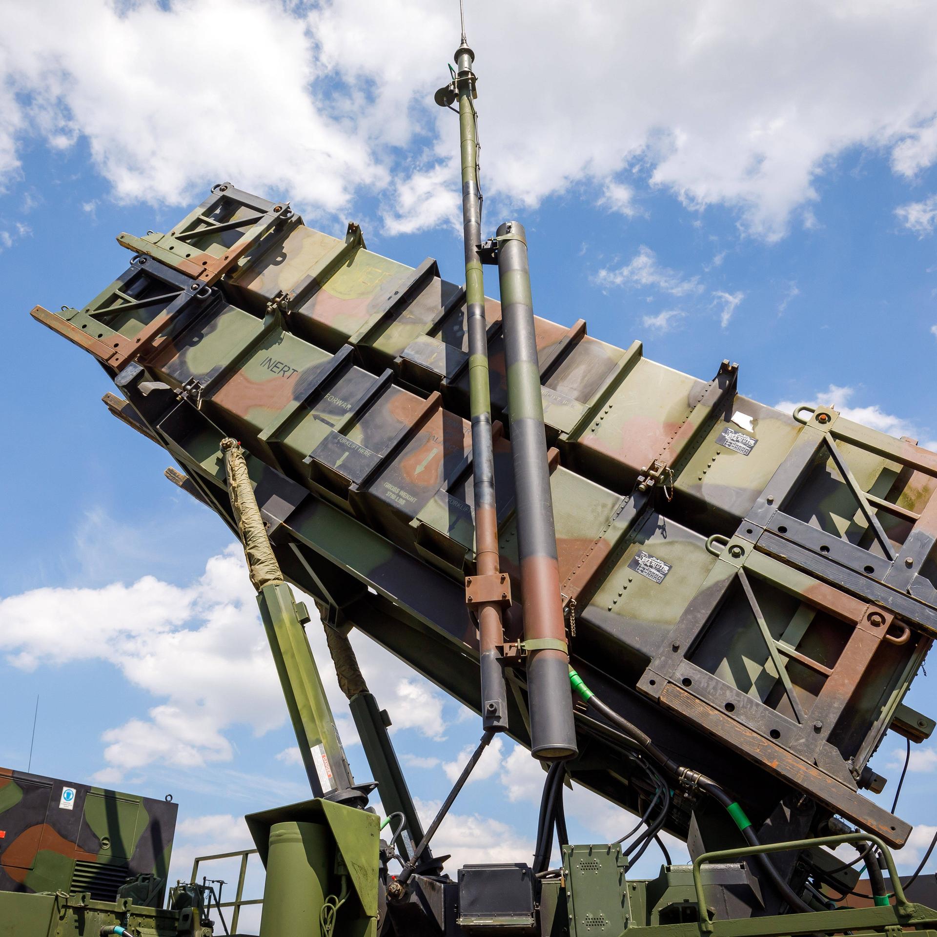 Abschussvorrichtung eines Patriot Luftabwehrsystems vor blauem Himmel
