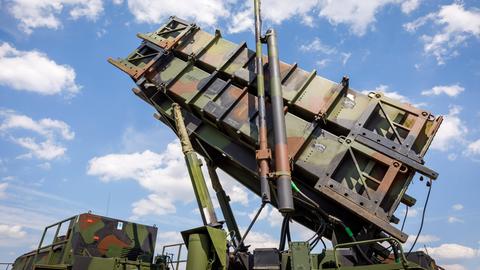 Abschussvorrichtung eines Patriot Luftabwehrsystems vor blauem Himmel