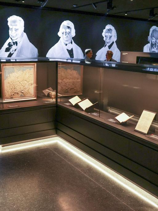 In neuen Ausstellungsräumen der Staatsbibliothek sind wertvolle Bücher und Handschriften zu sehen.