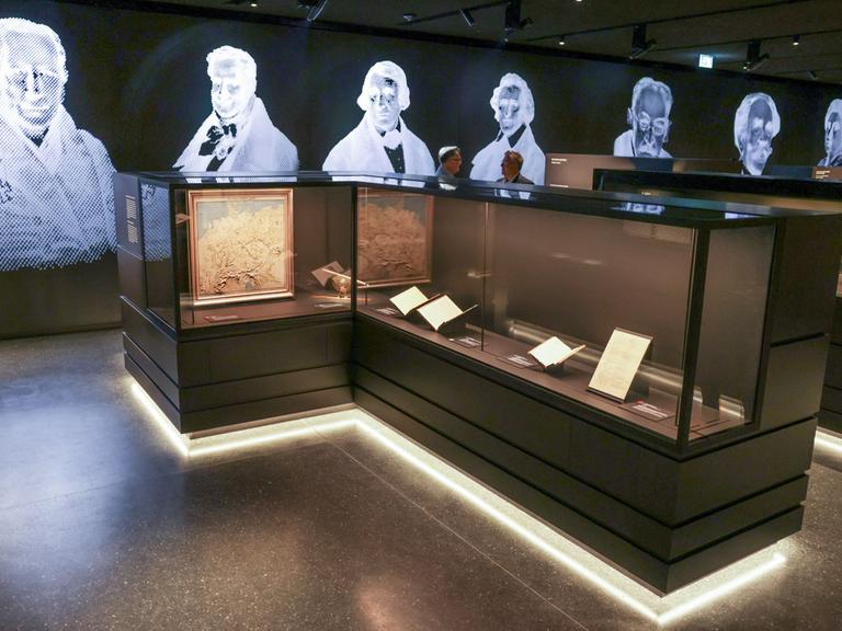 In neuen Ausstellungsräumen der Staatsbibliothek sind wertvolle Bücher und Handschriften zu sehen.