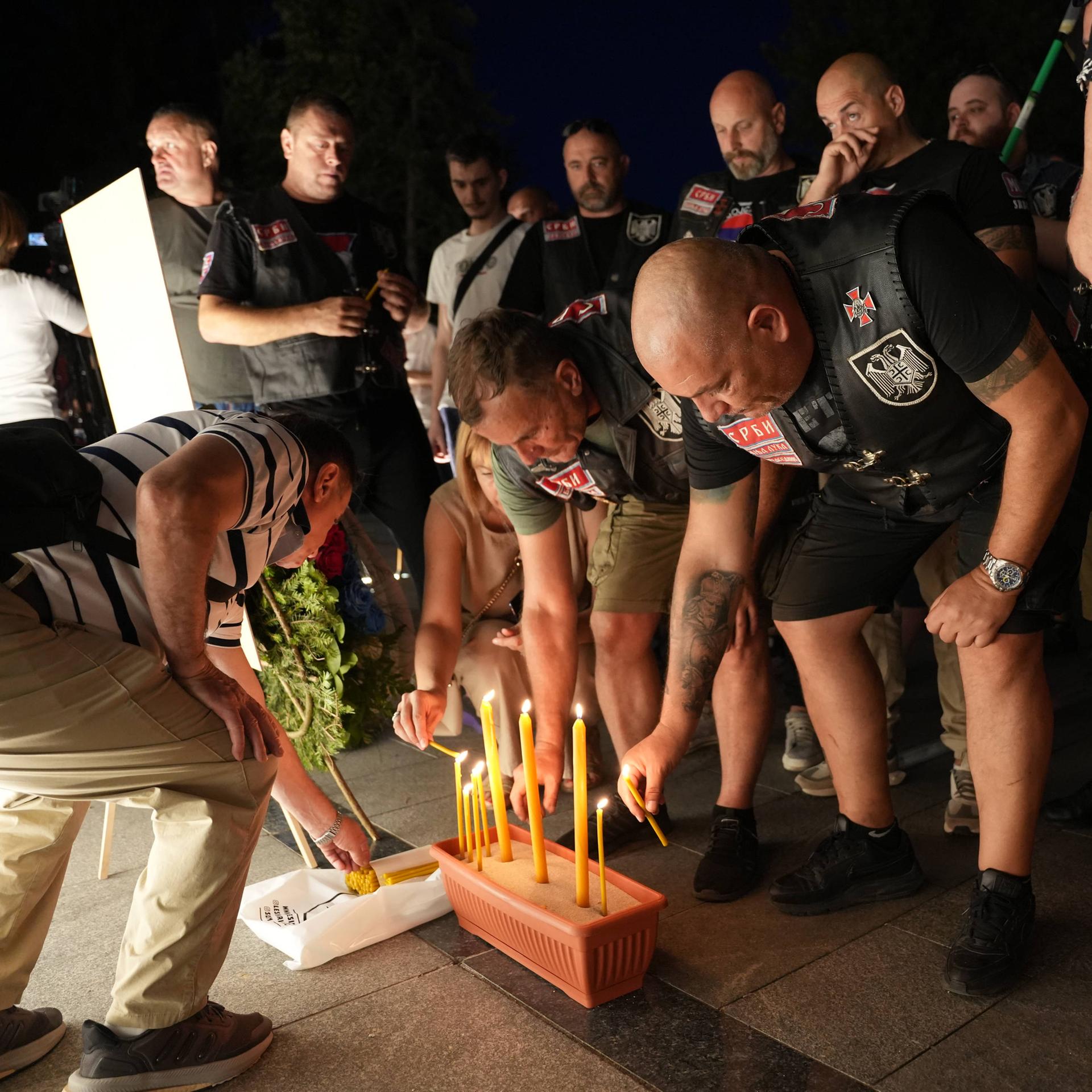 Menschen zünden Kerzen für den verstorbenen Ex-General und Kriegsverbrecher Mladic an.