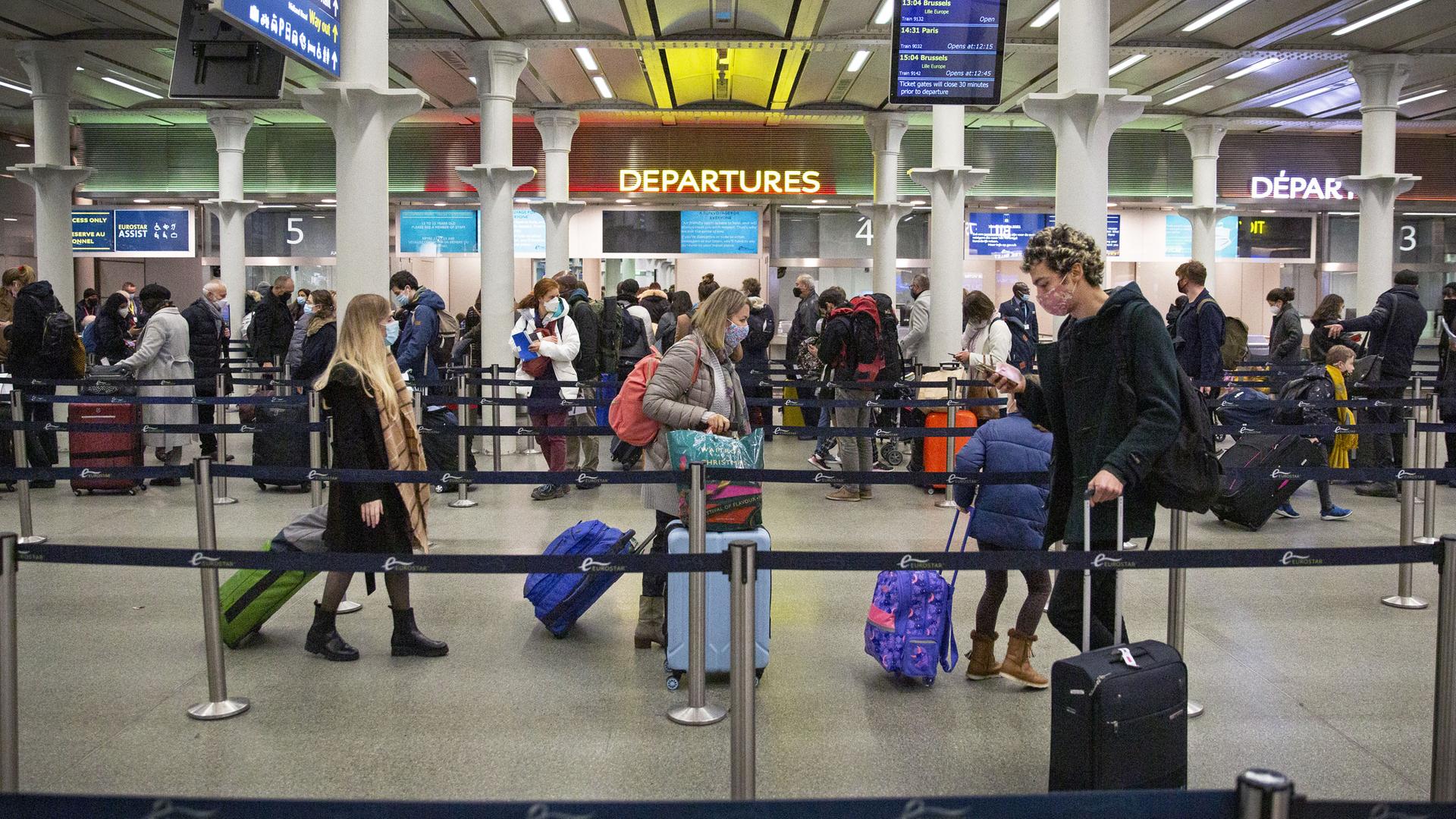 Menschen stehen am Bahnhof London St Pancras in einer Schlange für die Abreise nach Frankreich. Menschen stehen am Bahnhof London St Pancras in einer Schlange für die Abreise nach Frankreich.
