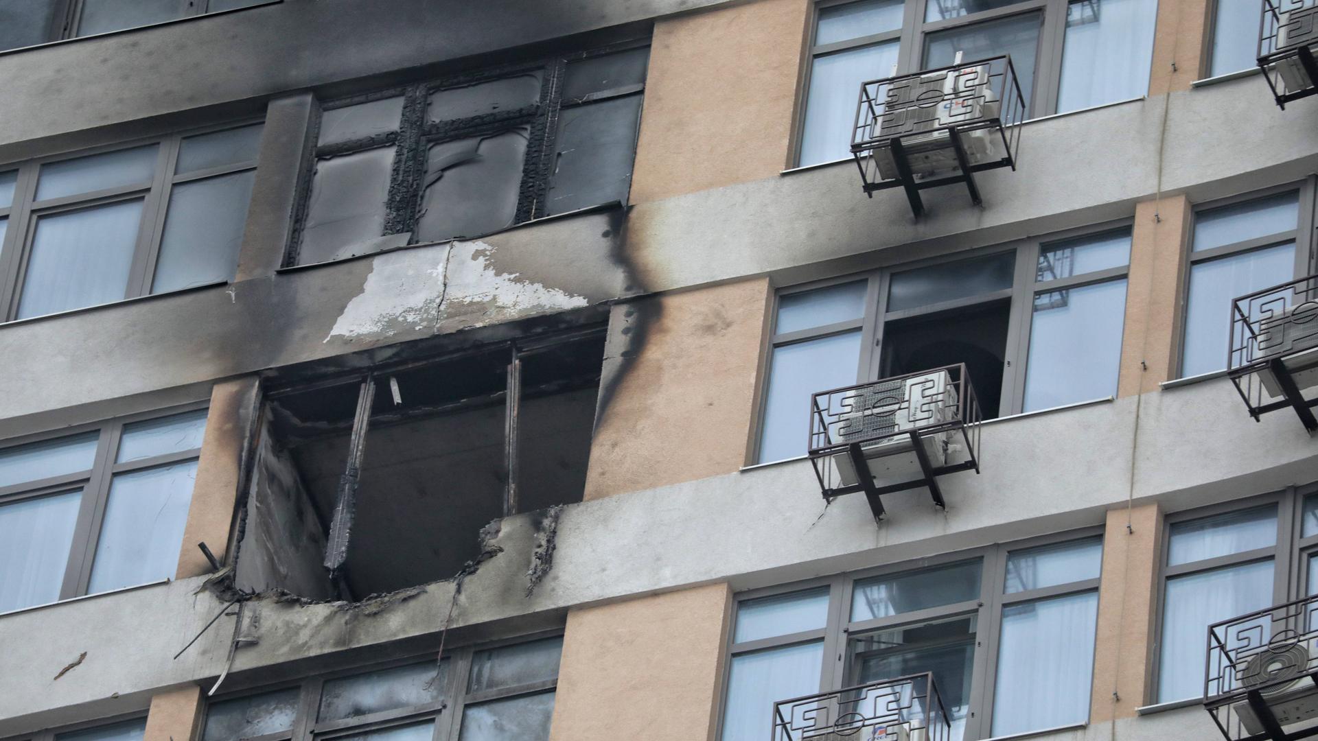 Die Spuren eines Raketeneinschlags in einem Hochhaus in Odessa. Mehrere Fenster sind ausgebrannt.