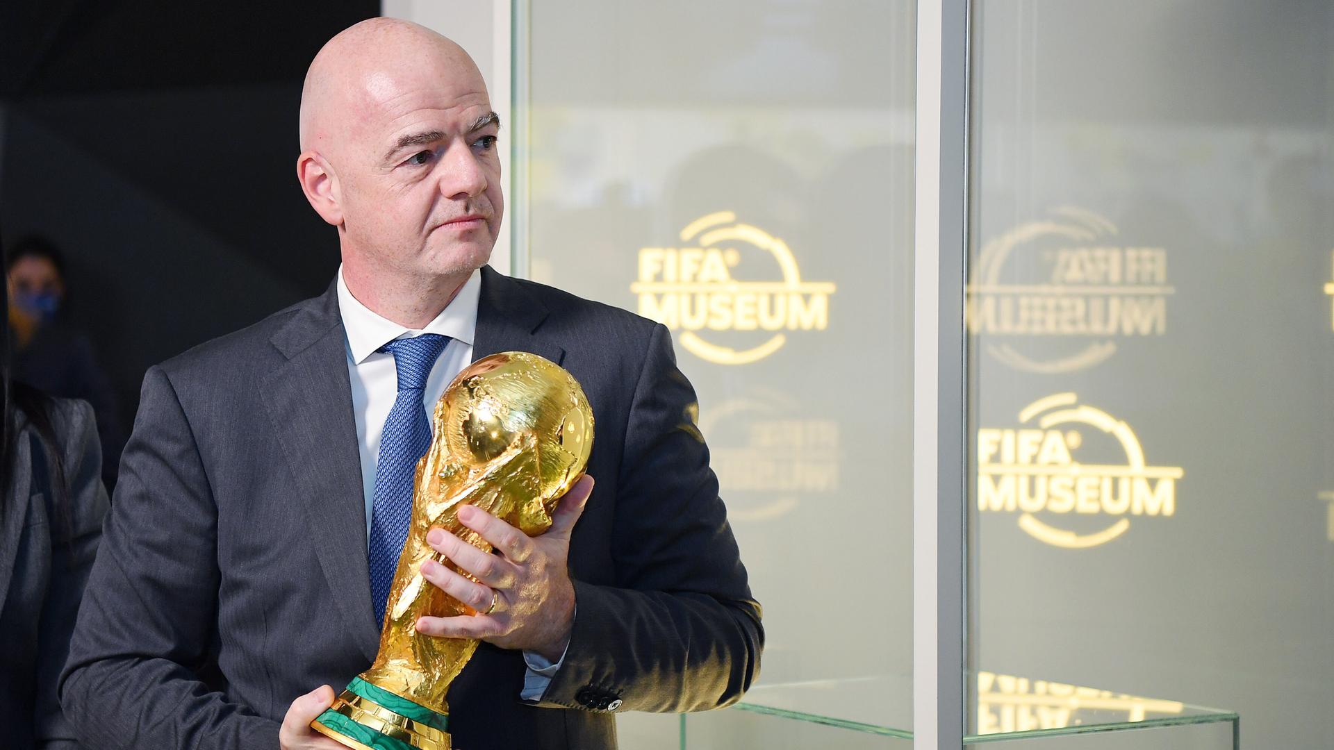 FIFA-Präsident Gianni Infantino (Schweiz) hält den WM-Pokal im FIFA-Musem in Zürich in der Hand.