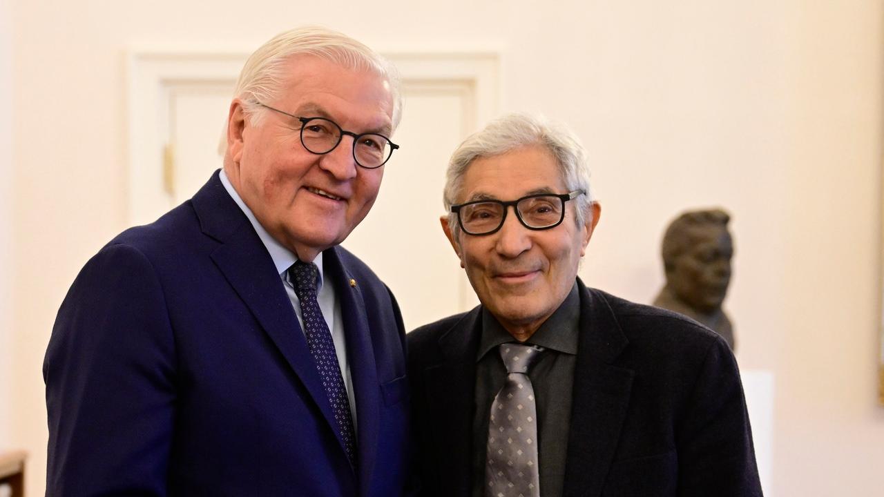 Der französisch-algerische Schriftsteller Boualem Sansal (rechts) wird von Bundespräsident Frank-Walter Steinmeier im Schloss Bellevue empfangen.