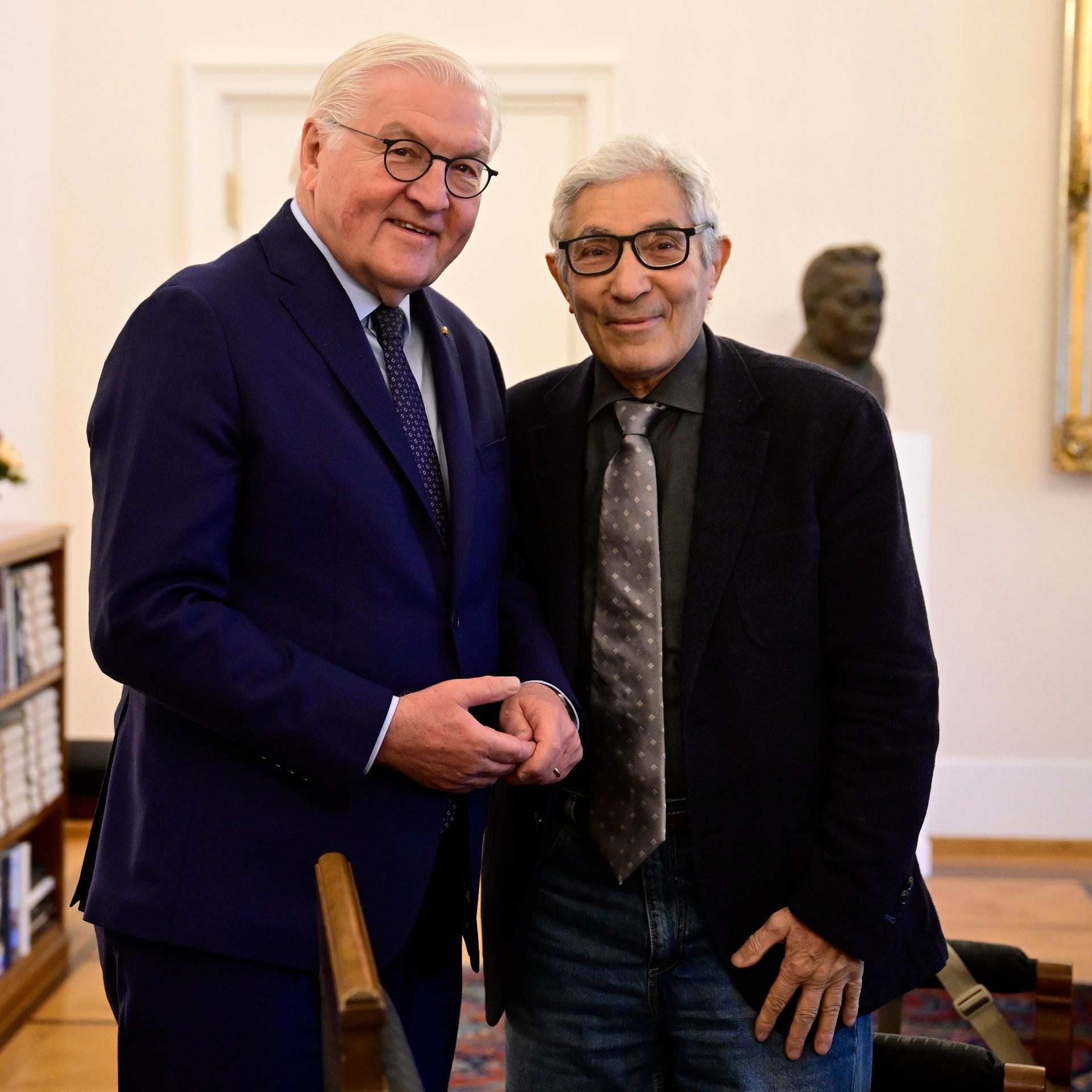 Der französisch-algerische Schriftsteller Boualem Sansal (rechts) wird von Bundespräsident Frank-Walter Steinmeier im Schloss Bellevue empfangen.