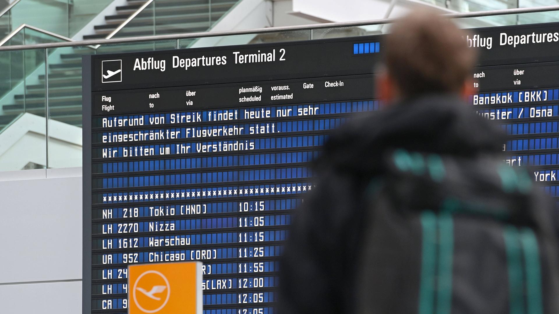Auf einer Anzeigetafel am Münchner Flughafen steht: "Aufgrund von Streik findet heute nur sehr eingeschränkter Flugverkehr statt. Wir bitten um Verständnis."