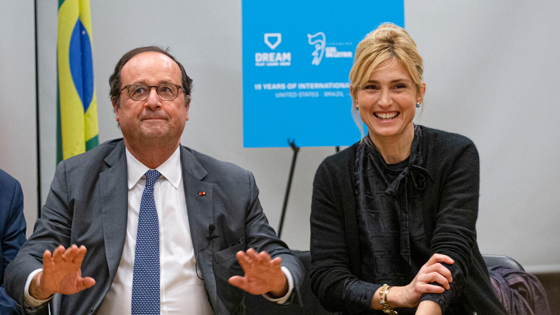 Der französische Ex-Präsident Francois Holllande mit seiner Ehefrau, der Schauspielerin Julie Gayet Der französische Ex-Präsident Francois Holllande mit seiner Ehefrau, der Schauspielerin Julie Gayet