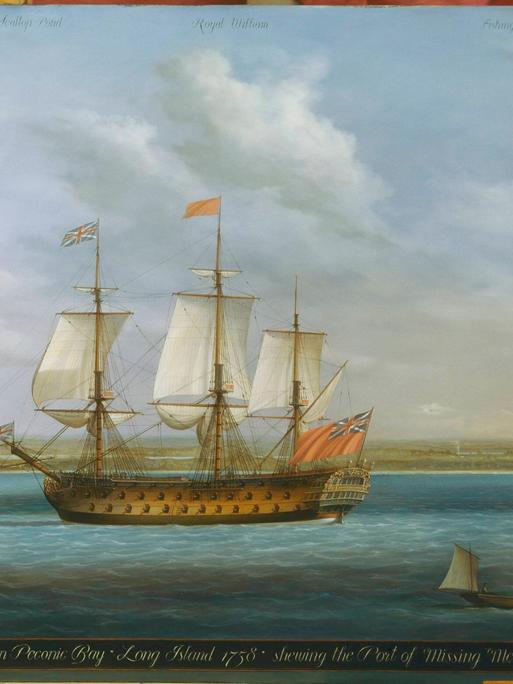 Das Gemälde von 1758 zeigt das britische Schiff Royal William und andere Segelschiffe in Peconic Bay, Long Island, Nordamerika. Das Gemälde von 1758 zeigt das britische Schiff Royal William und andere Segelschiffe in Peconic Bay, Long Island, Nordamerika.