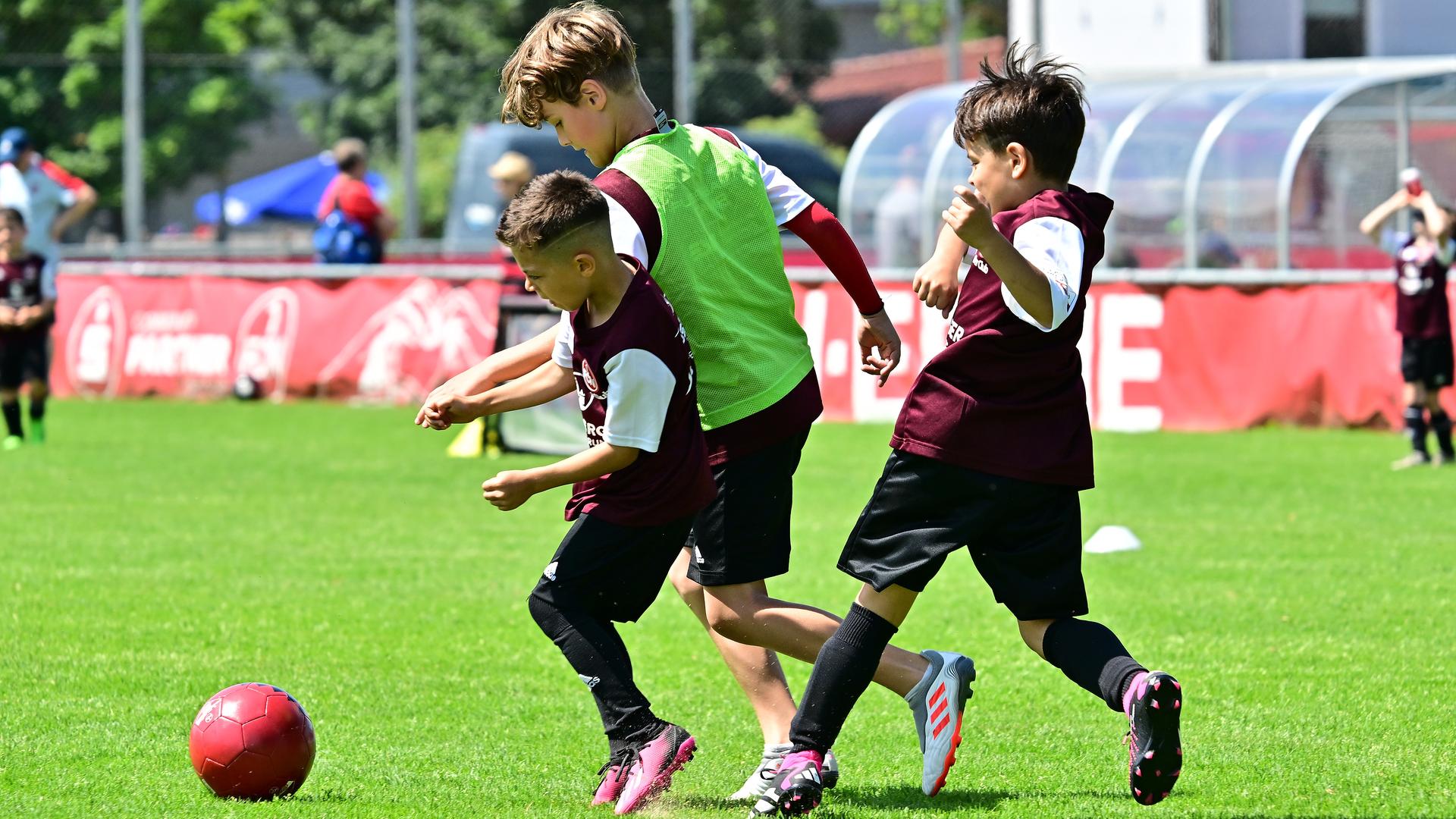 Kinder spielen Fußball beim 1. FC Nürnberg