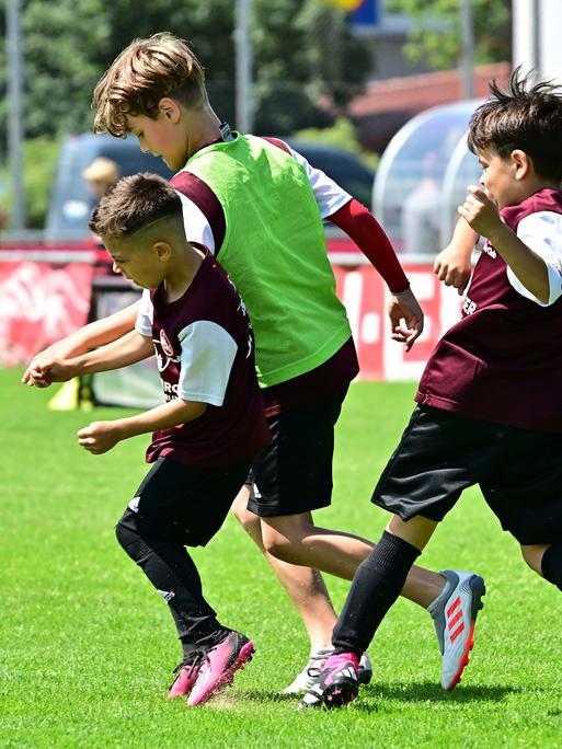 Kinder spielen Fußball beim 1. FC Nürnberg