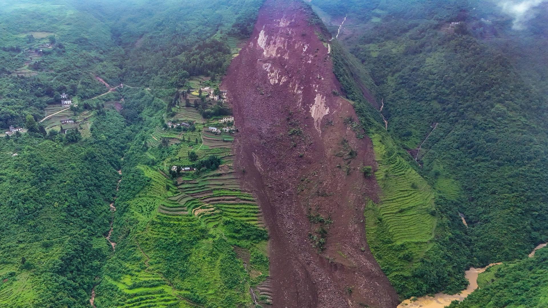 Geröll und offene Erde bedecken nach einem Erdrutsch eine Region in der Region Guizhou im Südwesten Chinas. 