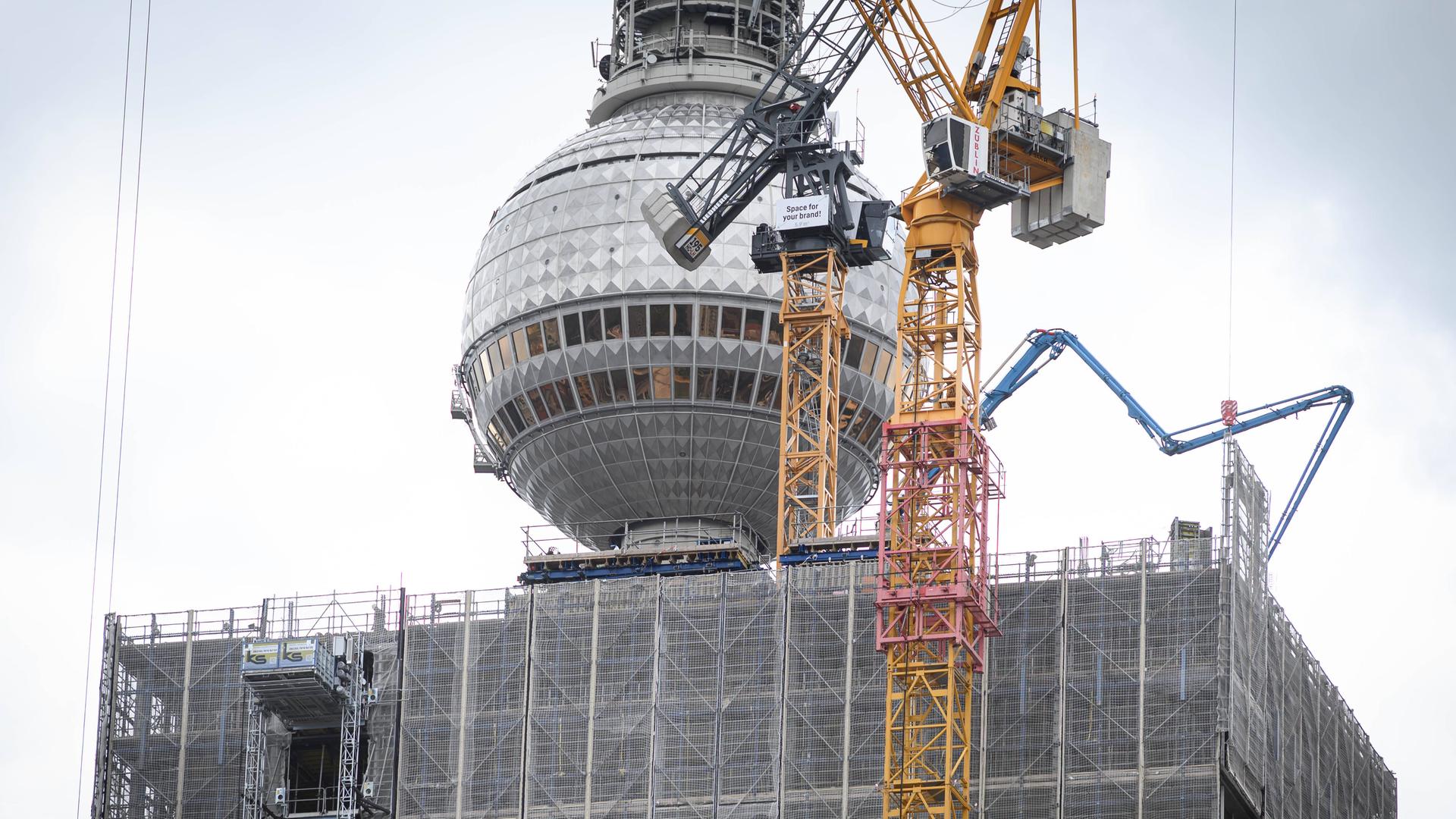 Berlin, Hochhausbaustelle am Alex Im Bild ist der Hochhausneubau am Alexanderplatz am Galeria Gebäude am 25.08.2025 in Berlin zu sehen. 