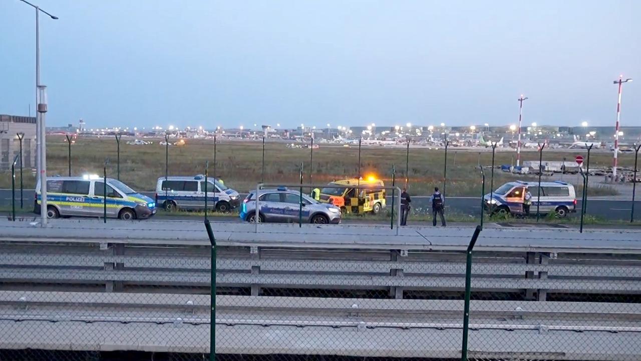 Frankfurt/Main: Einsatzfahrzeuge der Polizei stehen unweit des Rollfelds am Frankfurter Flughafen. 