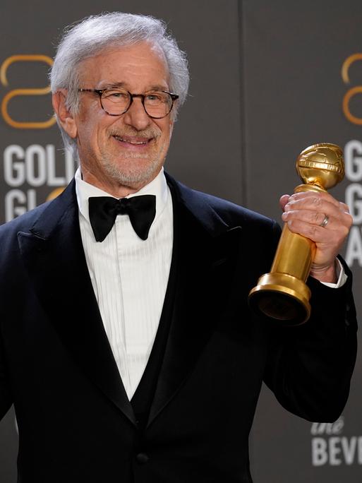 Steven Spielberg präsentiert zwei Golden Globes der Presse. Bei der Verleihung 2023 wurde sein Film "The Fabelmans" als bestes Drama ausgezeichnet, außerdem bekam er den Preis für die beste Regie.