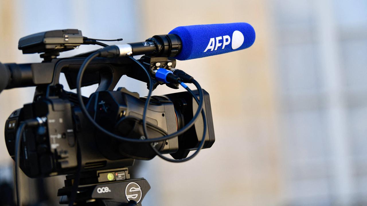 Das Logo der Nachrichtenagentur AFP an einem Kameramikrofon