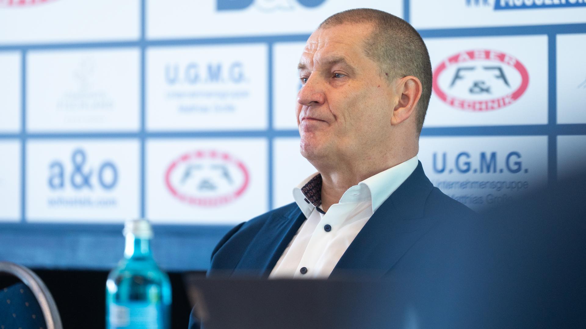 Matthias Große, Präsident der Deutsche Eisschnelllauf- und Shorttrack-Gemeinschaft e. V. DESG, sitzt bei einem Verbandstag auf einem Podium.
Matthias Große, Präsident der Deutsche Eisschnelllauf- und Shorttrack-Gemeinschaft e. V. DESG, sitzt bei einem Verbandstag auf einem Podium.