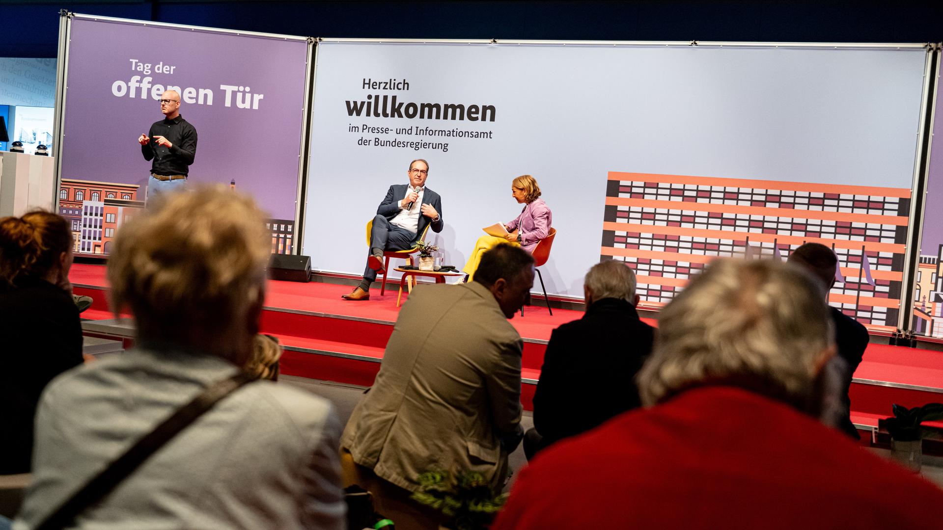 Bundesinnenminister Alexander Dobrindt nimmt am Tag der offenen Tür der Bundesregierung im Bundespresseamt an einem Bühnengespräch teil. 