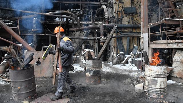 Arbeiter reparieren ein Kraft-Werk, das durch einen russischen Angriff beschädigt wurde. 