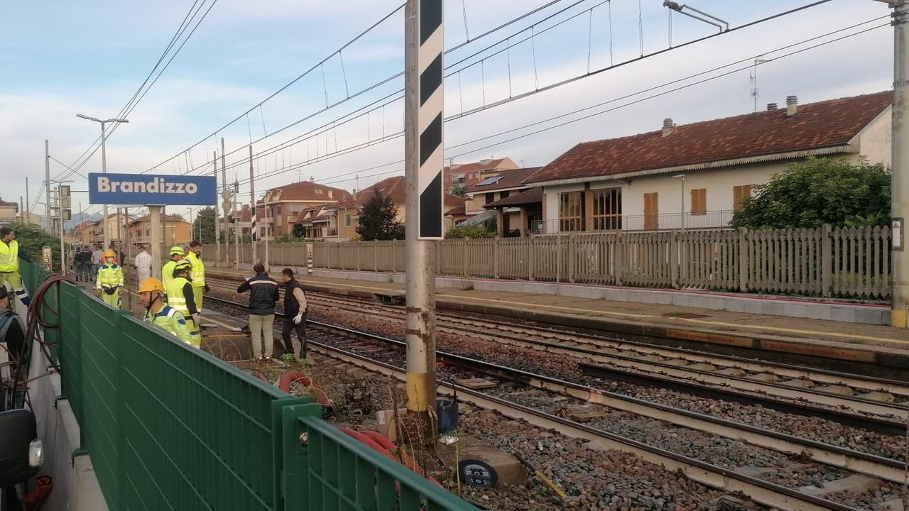 Brandizzo: Einsatzkräfte und Ermittler stehen an Bahngleisen. Brandizzo: Einsatzkräfte und Ermittler stehen an Bahngleisen.