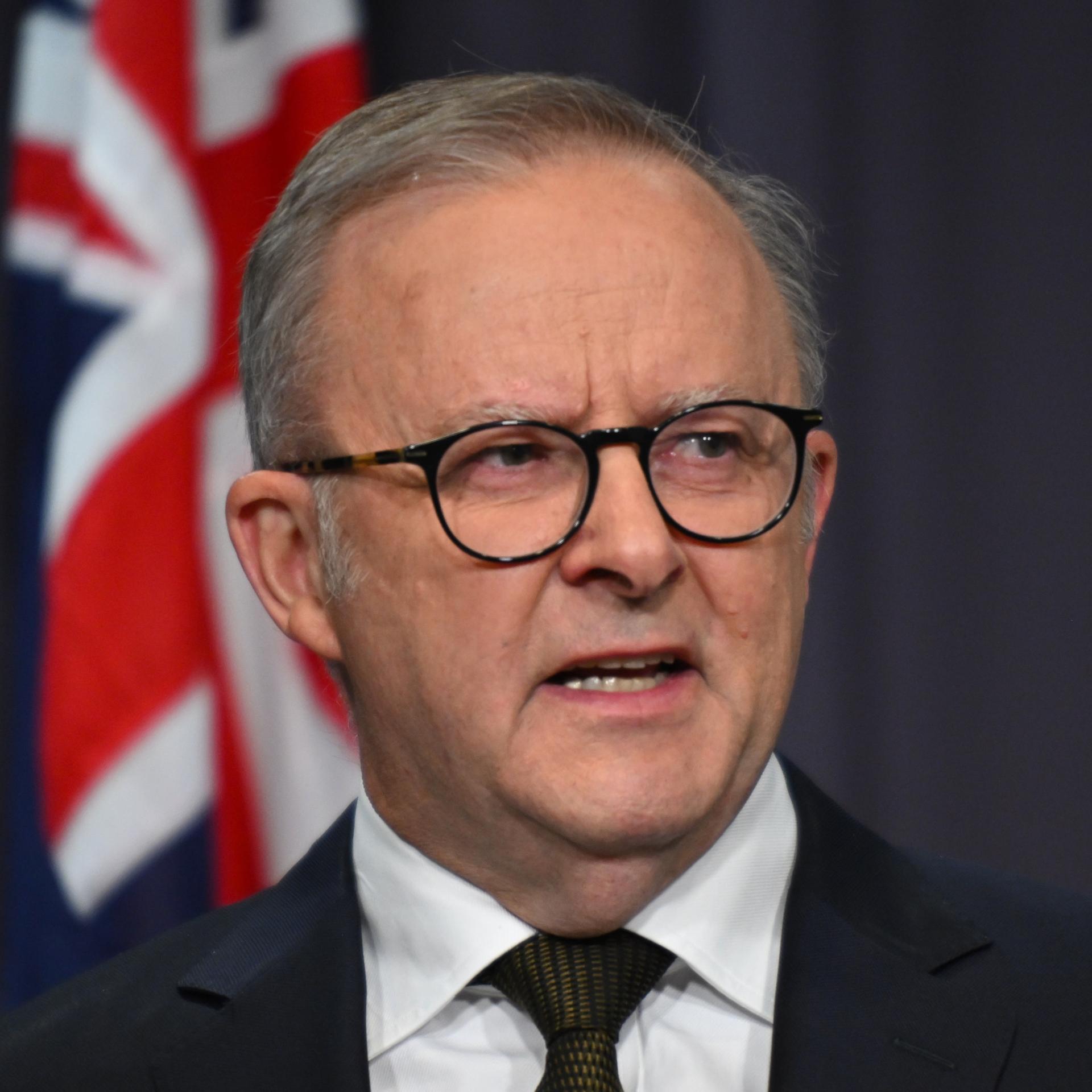 Der australische Premierminister Anthony Albanese spricht im Parlamentsgebäude in Canberra während einer Pressekonferenz nach dem Anschlag von Bondi Beach.