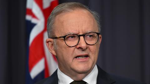 Der australische Premierminister Anthony Albanese spricht im Parlamentsgebäude in Canberra während einer Pressekonferenz nach dem Anschlag von Bondi Beach.