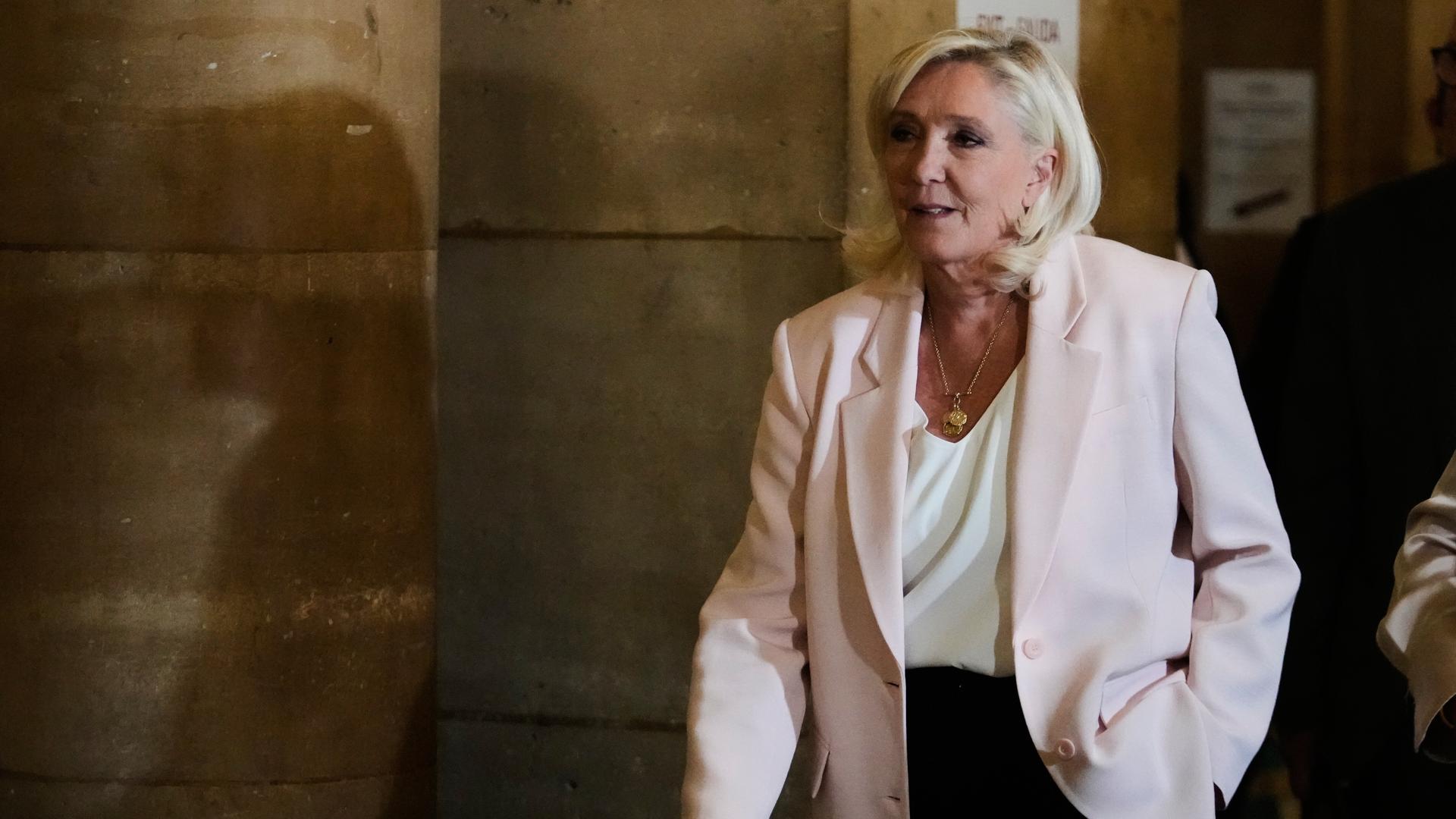 Die rechtsextreme Politikerin Marine Le Pen trifft am Dienstag, dem 7. Juli 2026, in Paris, Frankreich, im Gerichtssaal zur Urteilsverkündung in ihrem Berufungsverfahren ein. Die rechtsextreme Politikerin Marine Le Pen trifft am Dienstag, dem 7. Juli 2026, in Paris, Frankreich, im Gerichtssaal zur Urteilsverkündung in ihrem Berufungsverfahren ein.