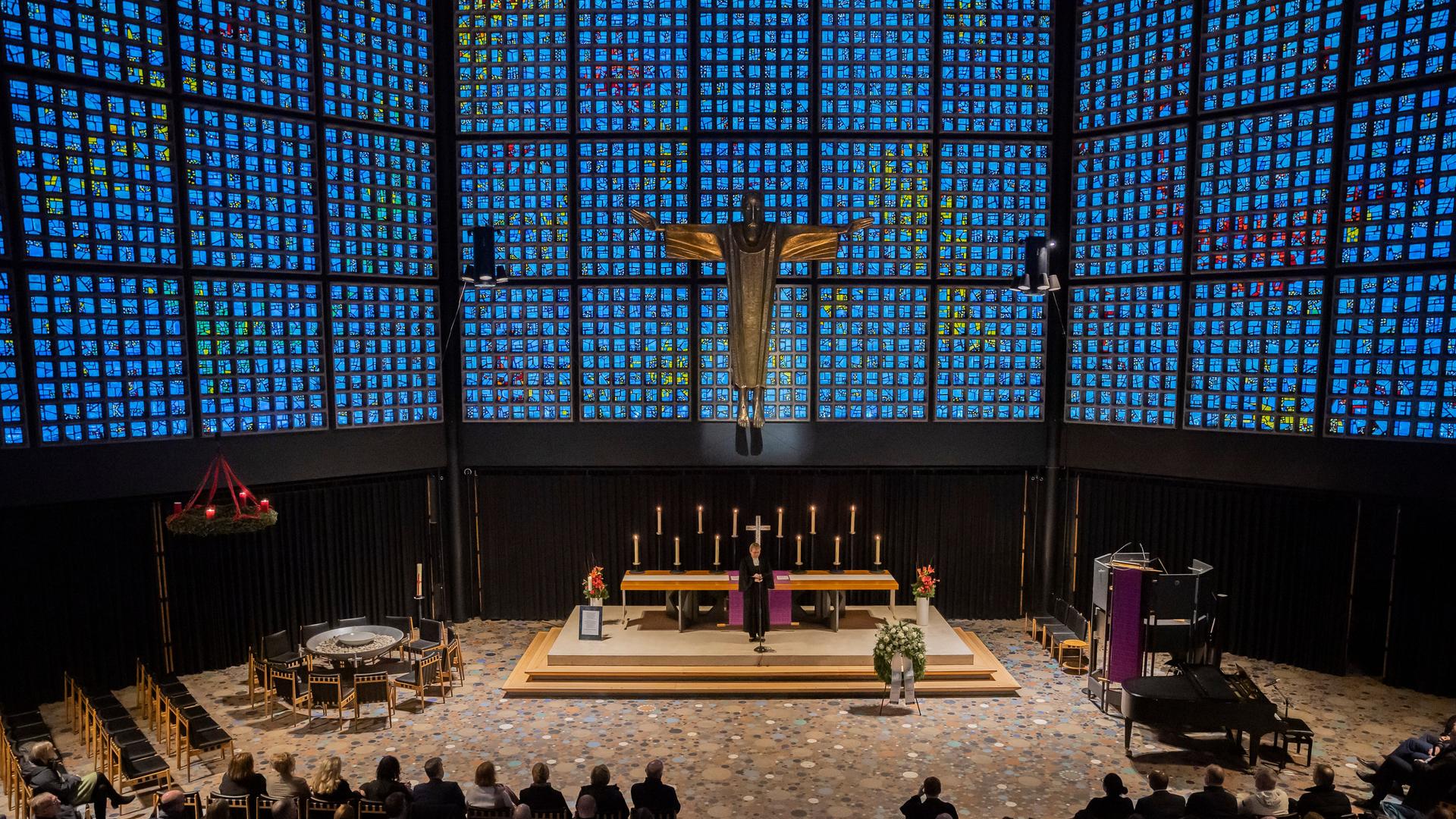 Kathrin Oxen, Pfarrerin der Kaiser-Wilhelm-Gedächtnis-Kirche, spricht bei einem Gedenkgottesdienst in der Kaiser-Wilhelm-Gedächtniskirche für die Opfer des islamistischen Terroranschlags auf dem Breitscheidplatz