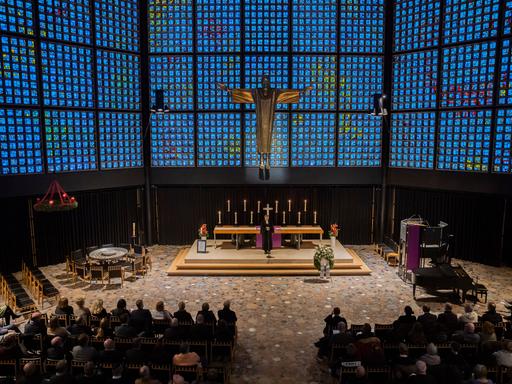 Kathrin Oxen, Pfarrerin der Kaiser-Wilhelm-Gedächtnis-Kirche, spricht bei einem Gedenkgottesdienst in der Kaiser-Wilhelm-Gedächtniskirche für die Opfer des islamistischen Terroranschlags auf dem Breitscheidplatz